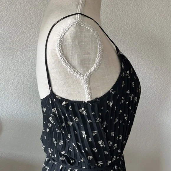 H&M floral pleated dress - Picture 4 of 7